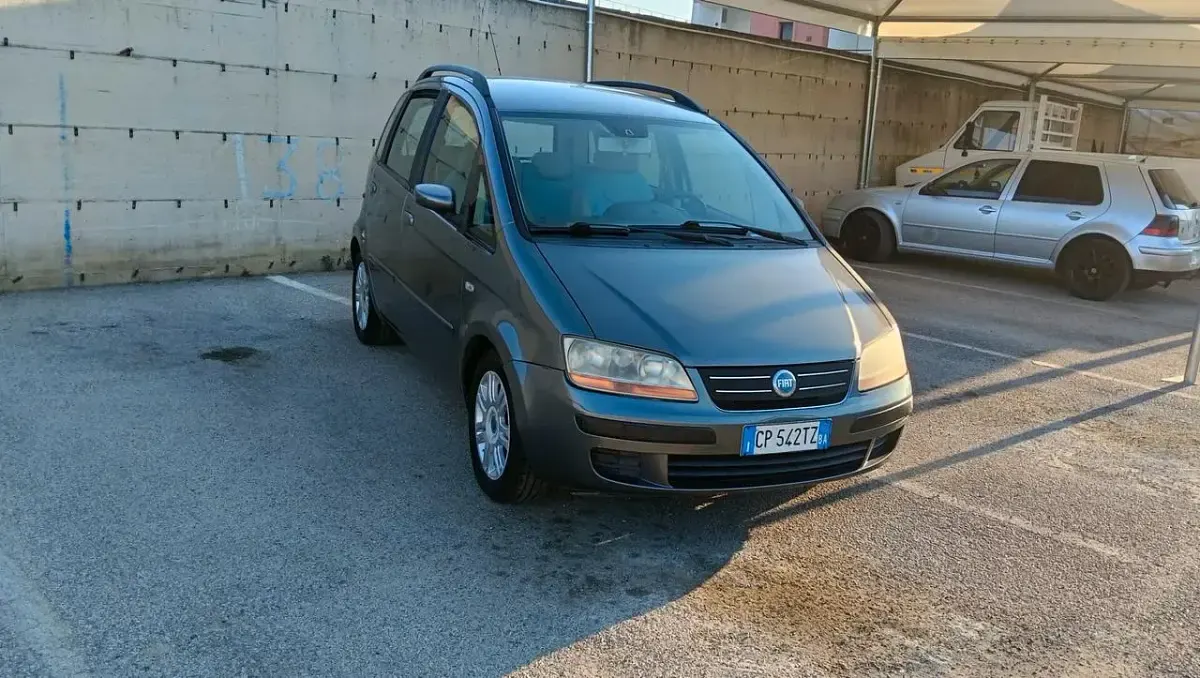 Usata Fiat Idea 69 CV (50 kW) 2004 Grigio Monovolume