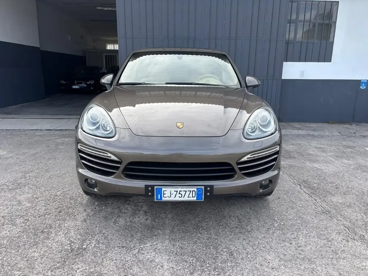 Usata Porsche Cayenne 240 CV (176 kW) 2011 Marrone SUV