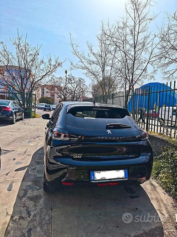 Usata Peugeot 208 102 CV (75 kW) 2022 Nero Utilitaria