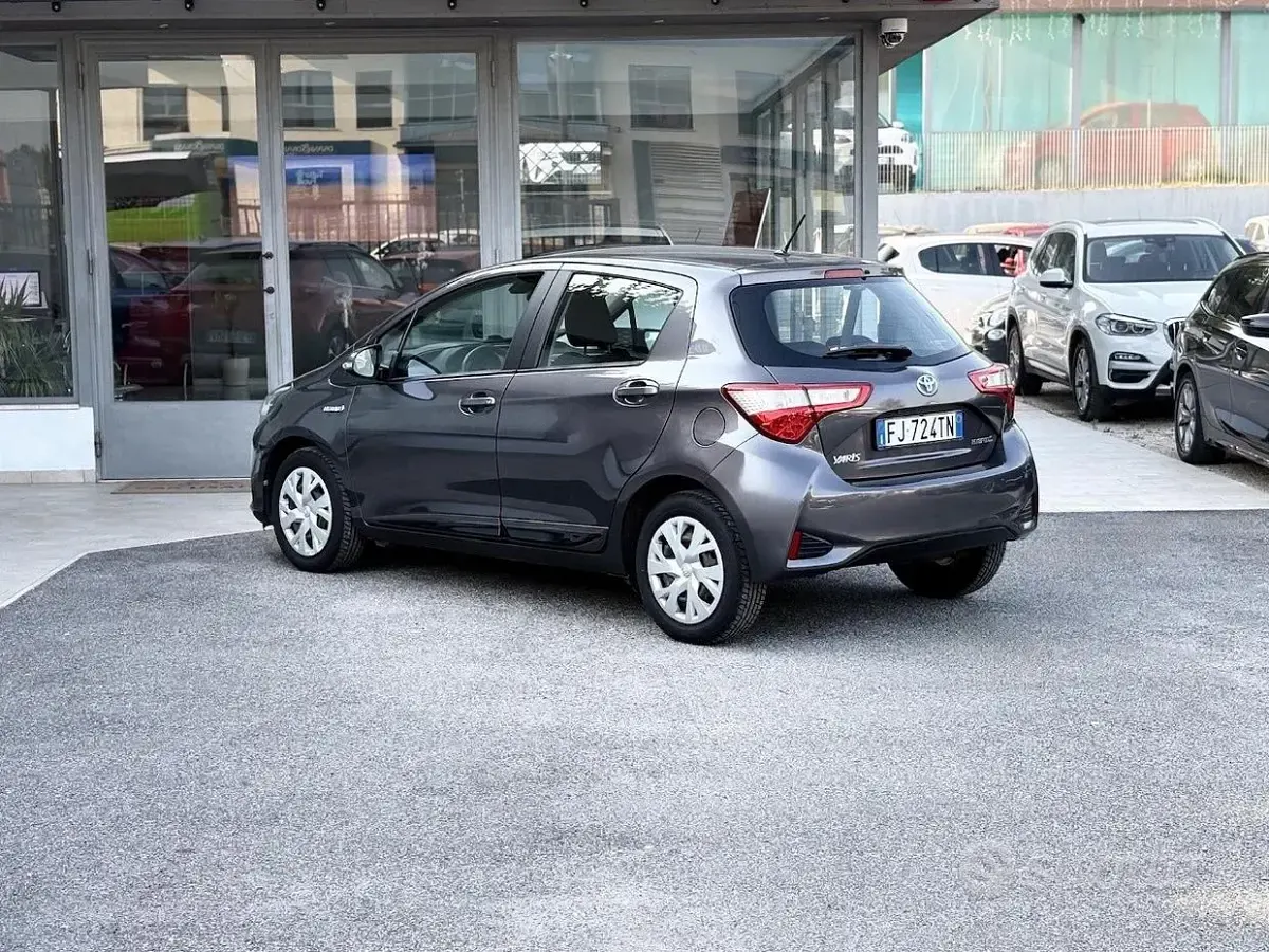 Usata Toyota Yaris Hybrid 73 CV (53 kW) 2017 Grigio Berlina