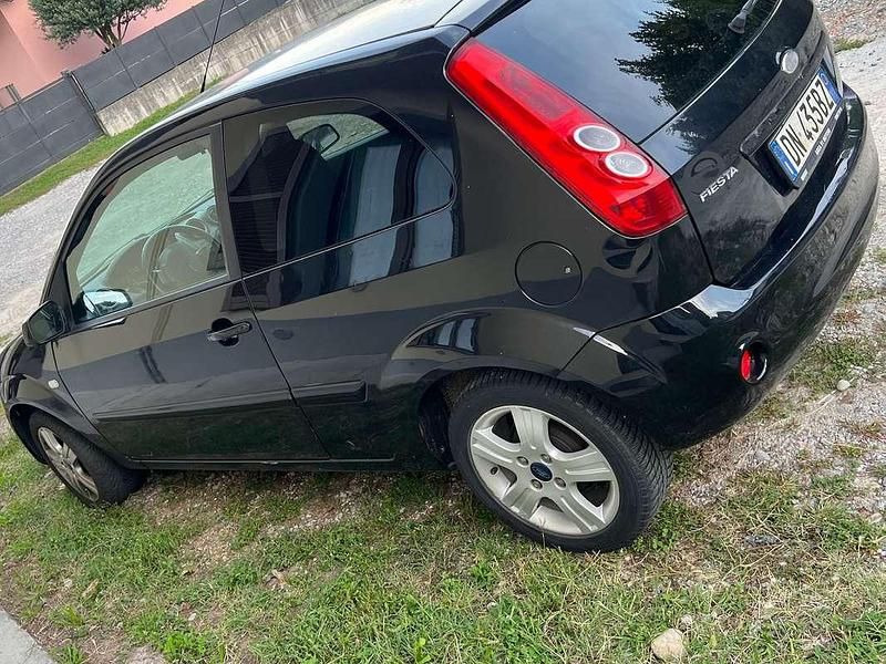 Usata Ford Fiesta Ghia 75 CV (55 kW) 2008 Nero Utilitaria