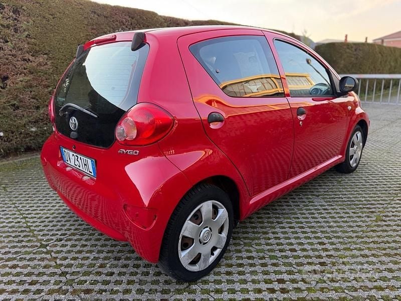 Usata Toyota Aygo 67 CV (49 kW) 2008 Rosso Utilitaria
