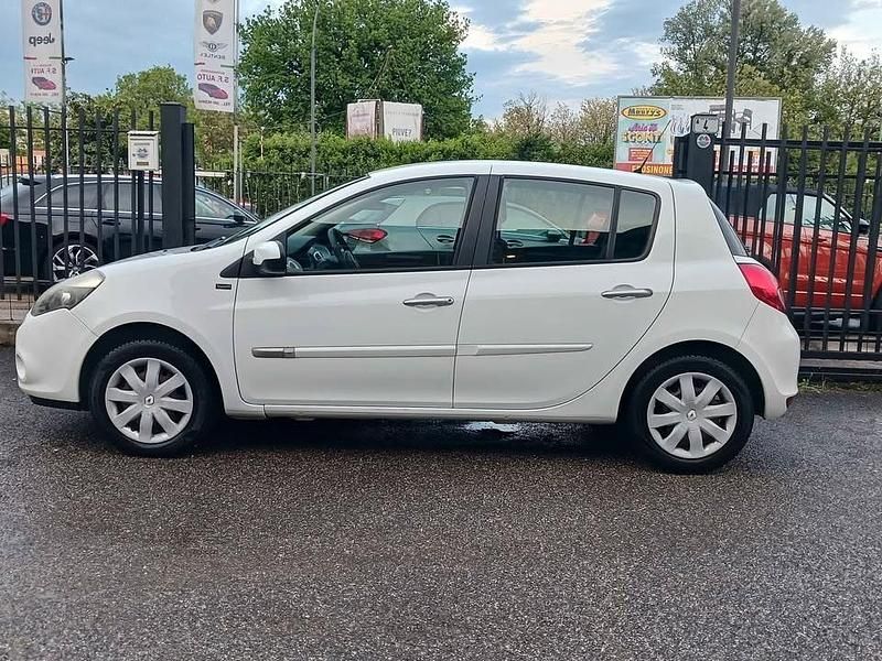 Bianco Usata 2012 Renault Clio IV Tre volumi | 4900 € (Super prezzo) - Immagine 1/4