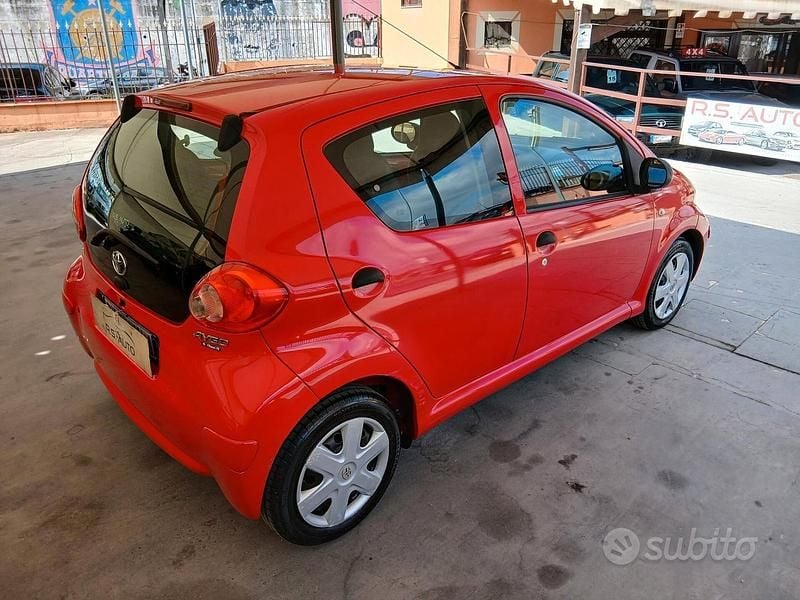 Usata Toyota Aygo 68 CV (50 kW) 2005 Rosso Utilitaria