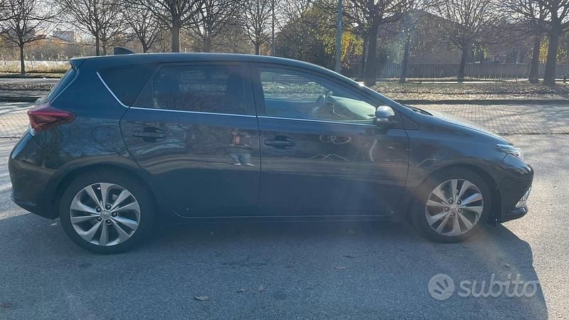 Usata Toyota Auris Lounge 2016 Blu Berlina