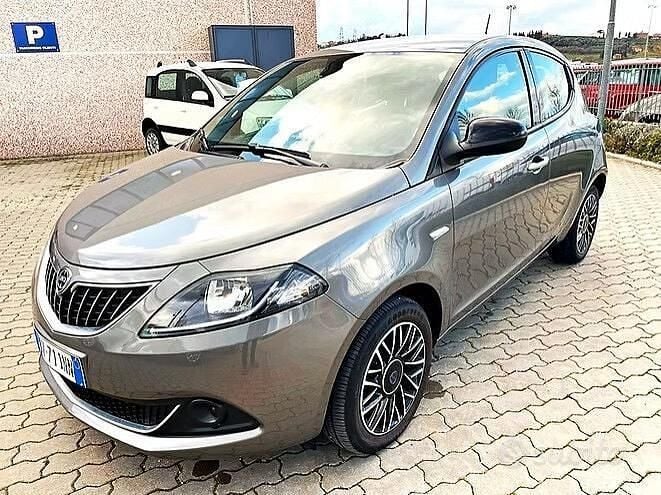 Usata Lancia Ypsilon Gold 70 CV (51 kW) 2024 Grigio Utilitaria