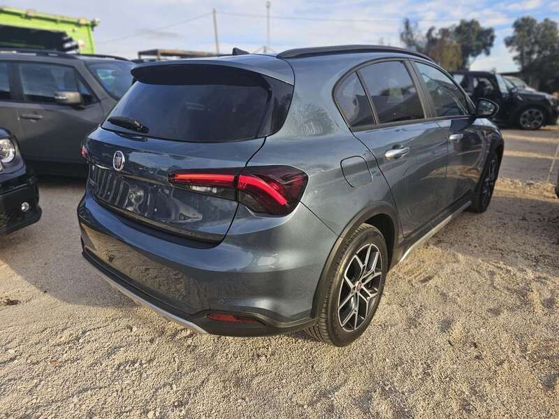 Usata Fiat Tipo Cross 101 CV (74 kW) 2024 Blu/azzurro Berlina