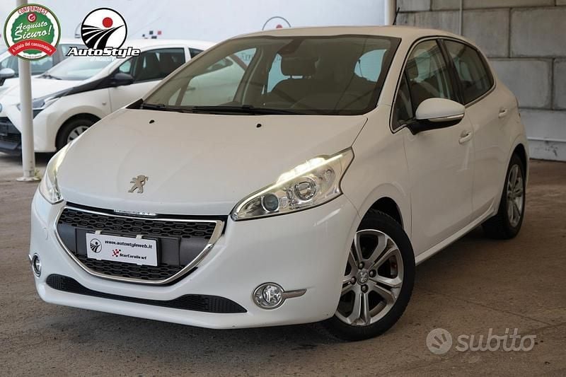 Bianco Usata 2013 Peugeot 208 Allure Due volumi | 7400 € (Buon prezzo) - Immagine 1/4
