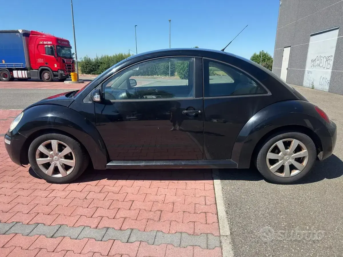 Usata VW New Beetle 105 CV (77 kW) 2007 Nero Utilitaria
