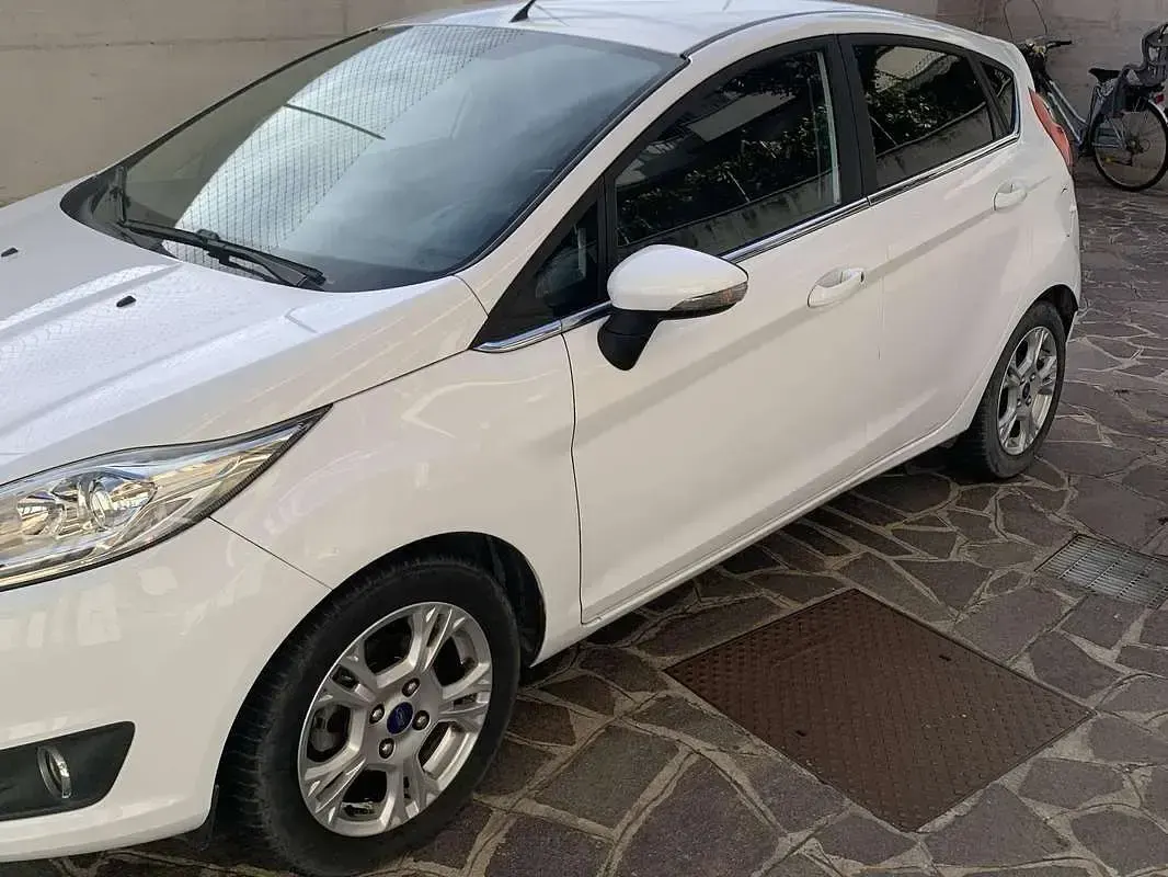 Usata Ford Fiesta Titanium 75 CV (55 kW) 2016 Bianco Utilitaria