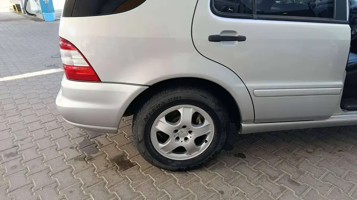 Begagnad Mercedes ML270 163 HK (119 kW) 2002 Silver SUV