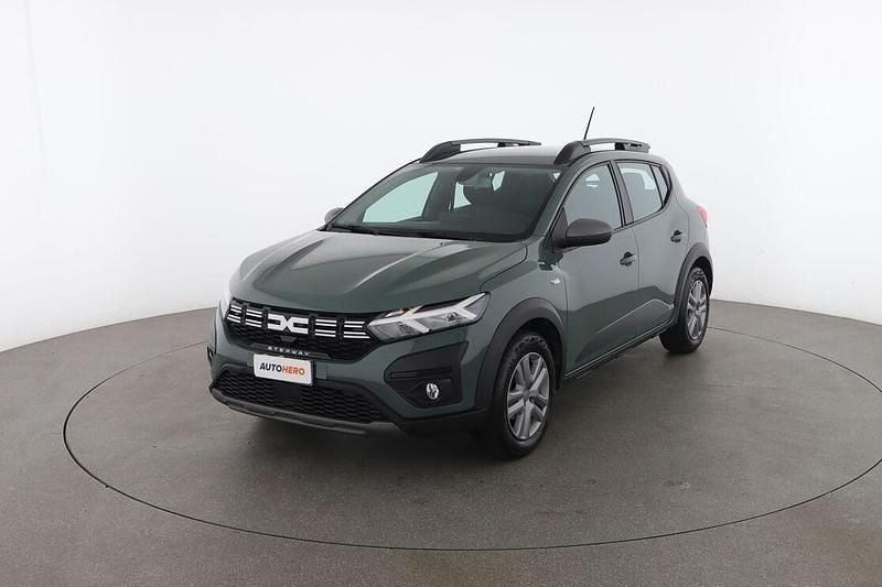 Verde Usata 2023 Dacia Sandero Expression Due volumi | 15.199 € (Buon prezzo) - Immagine 1/4