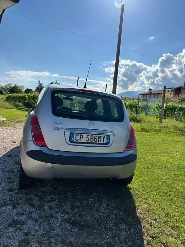 Usata Lancia Ypsilon 60 CV (44 kW) 2004 Argento Utilitaria