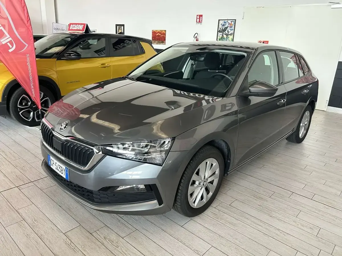 Usata Skoda Scala Ambition 95 CV (69 kW) 2023 Grigio graphite metallizzato Utilitaria