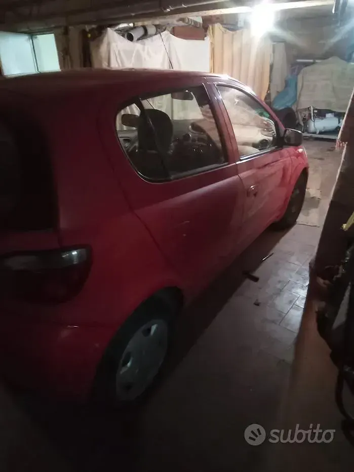 Usata Toyota Yaris 68 CV (50 kW) 1999 Rosso Berlina