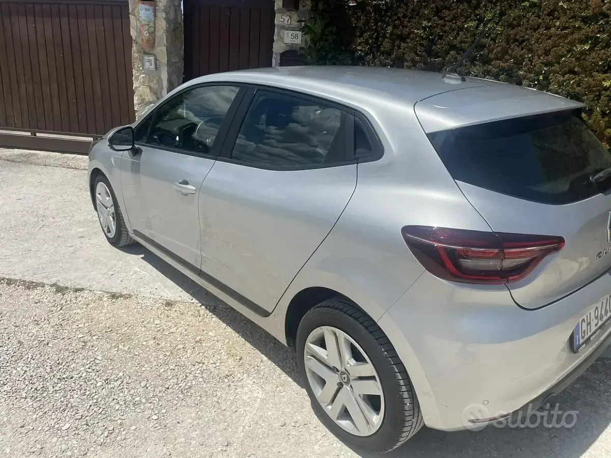 Usata Renault Clio V 101 CV (74 kW) 2021 Grigio Berlina