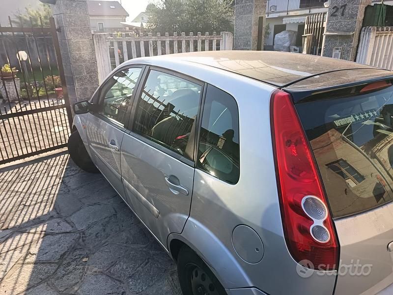 Begagnad Ford Fiesta 2002 Grå Sedan