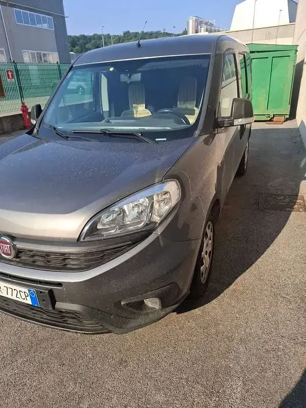 Usata Fiat Doblò Lounge 105 CV (77 kW) 2016 Grigio Monovolume