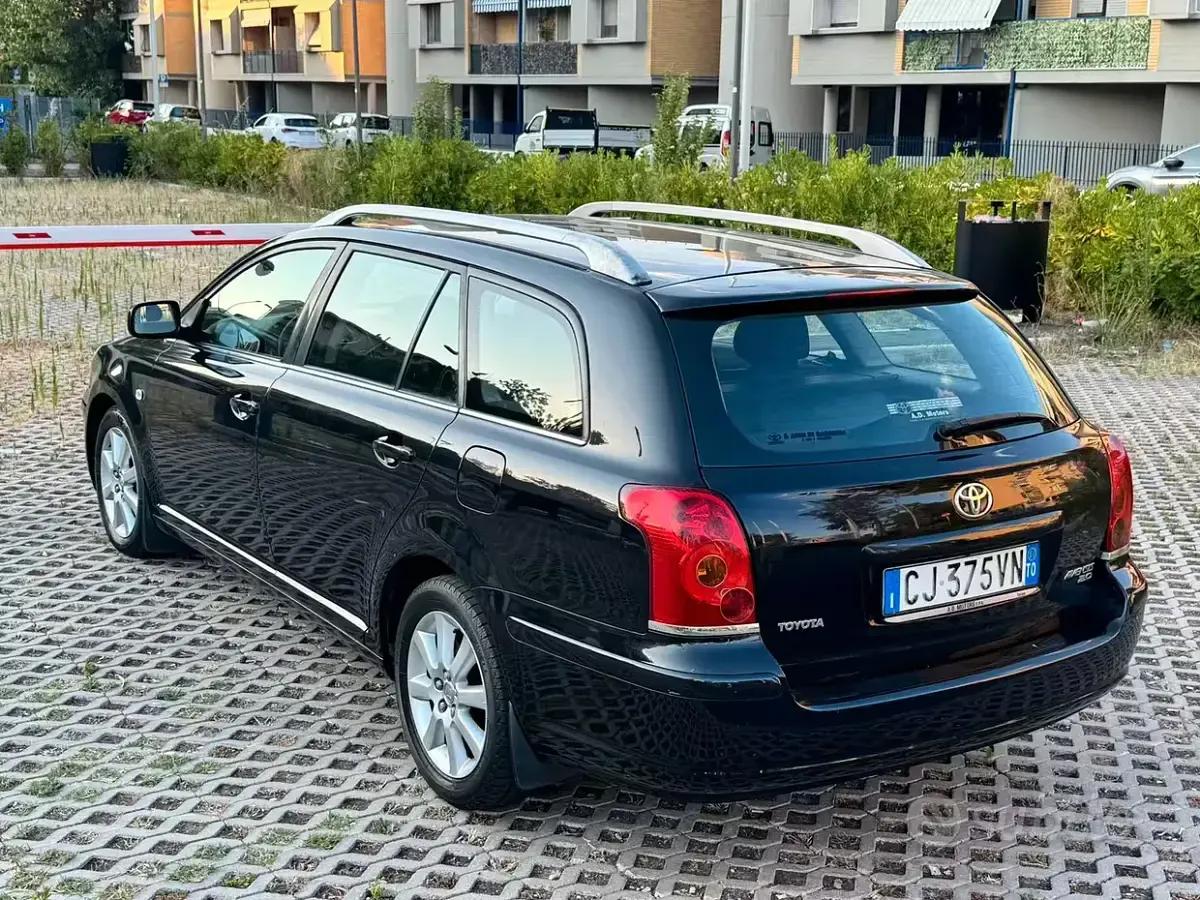 Usata Toyota Avensis 116 CV (85 kW) 2004 Nero Station wagon