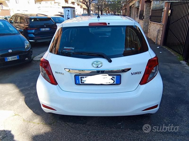 Usata Toyota Yaris Lounge 69 CV (50 kW) 2013 Bianco Utilitaria