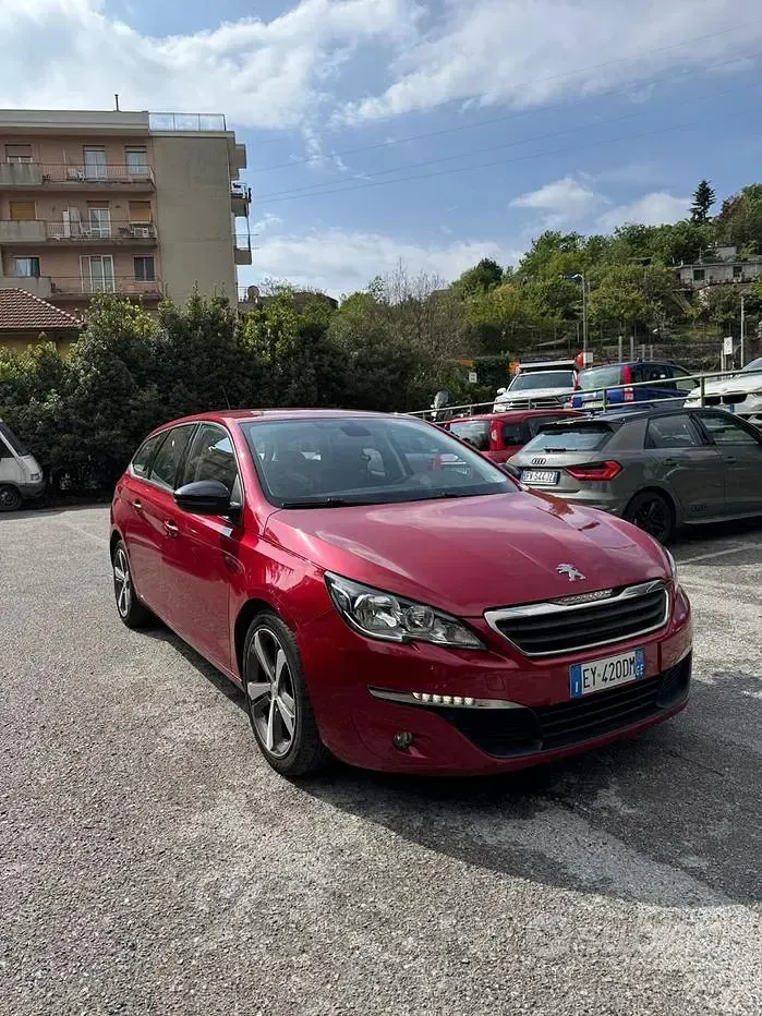Käytetty Peugeot 308 Business-Line 92 HP (67 kW) 2015 Punainen Sedan