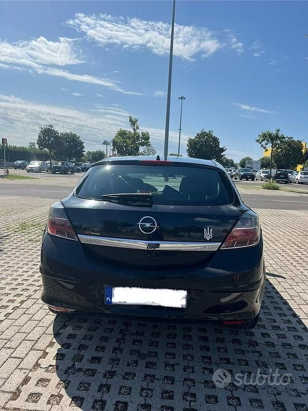 Usata Opel Astra GTC 130 CV (95 kW) 2009 Nero Utilitaria