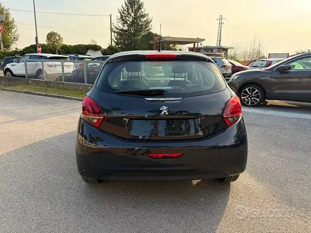 Usata Peugeot 208 Active 68 CV (50 kW) 2019 Nero Utilitaria
