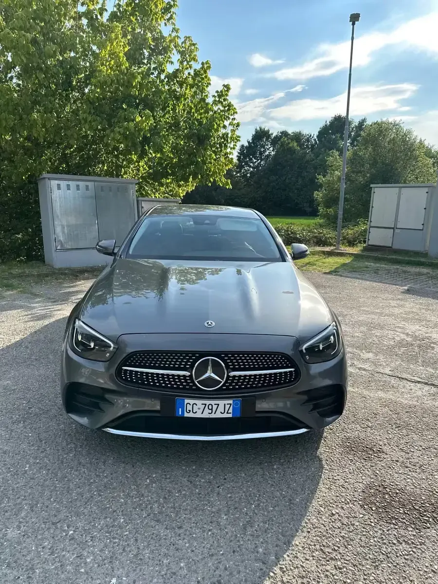 Usata Mercedes E300 Premium 194 CV (142 kW) 2021 Marrone Berlina
