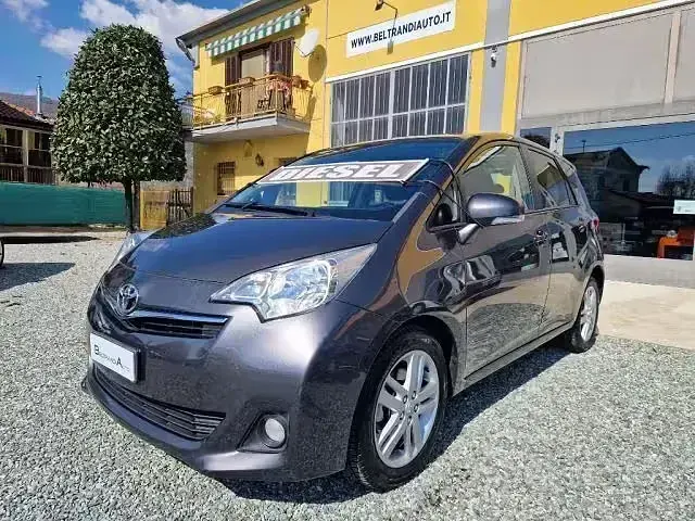 Usata Toyota Verso-S 90 CV (66 kW) 2011 Grigio scuro Monovolume