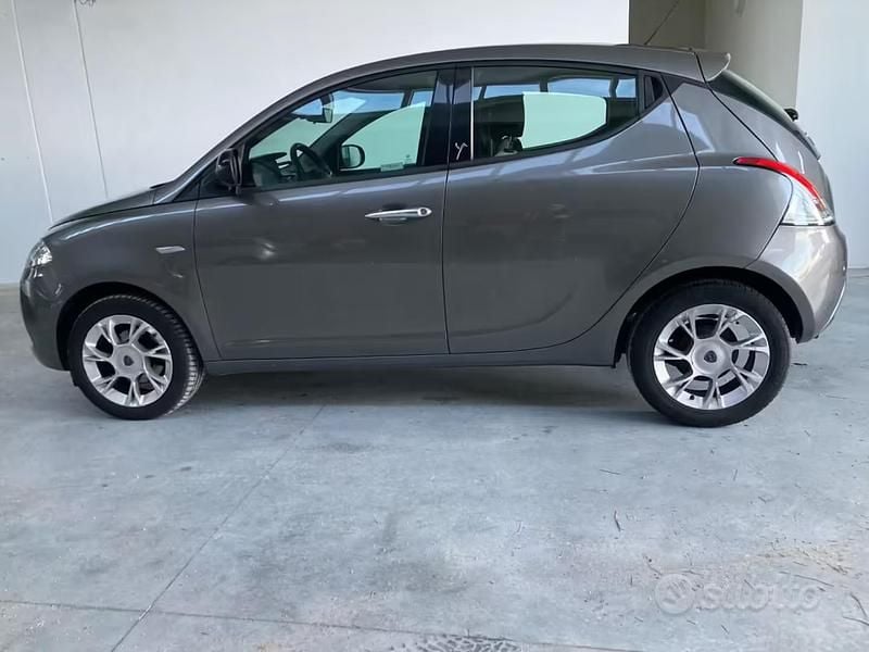 Usata Lancia Ypsilon Gold 69 CV (50 kW) 2016 Grigio Utilitaria