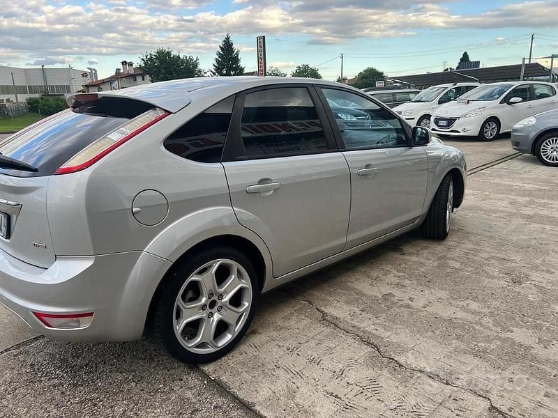 Usata Ford Focus 110 CV (80 kW) 2009 Grigio Berlina