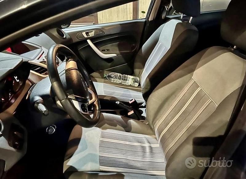 Usata Ford Fiesta 95 CV (69 kW) 2011 Grigio Utilitaria