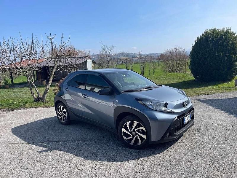 Usata Toyota Aygo X Trend 72 CV (52 kW) 2024 Grigio SUV