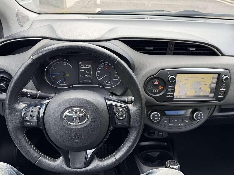 Usata Toyota Yaris Hybrid Active 73 CV (53 kW) 2017 Grigio Berlina