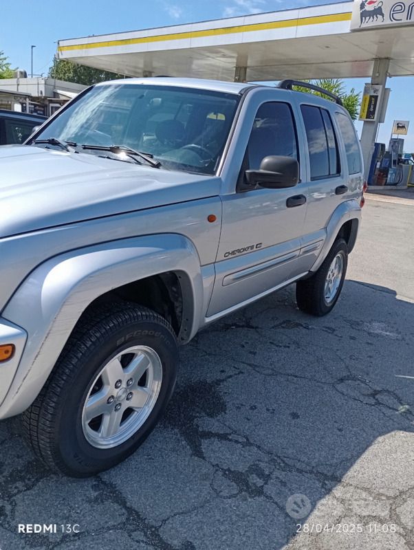 Usata Jeep Cherokee 163 CV (119 kW) 2005 Grigio SUV