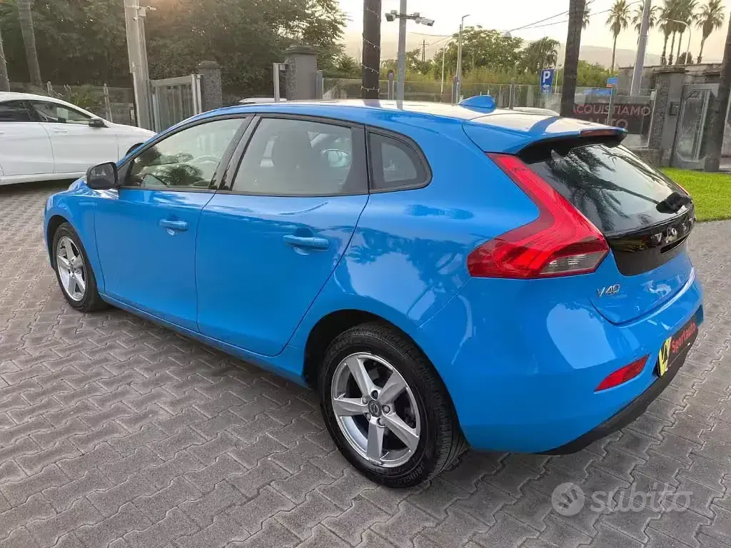 Usata Volvo V40 Momentum 120 CV (88 kW) 2015 Bluazzurro Berlina