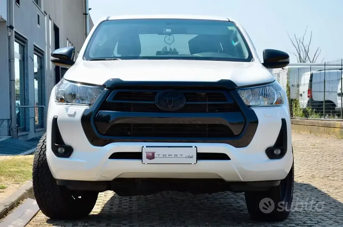 Usata Toyota HiLux Lounge 150 CV (110 kW) 2024 Bianco Pick-up