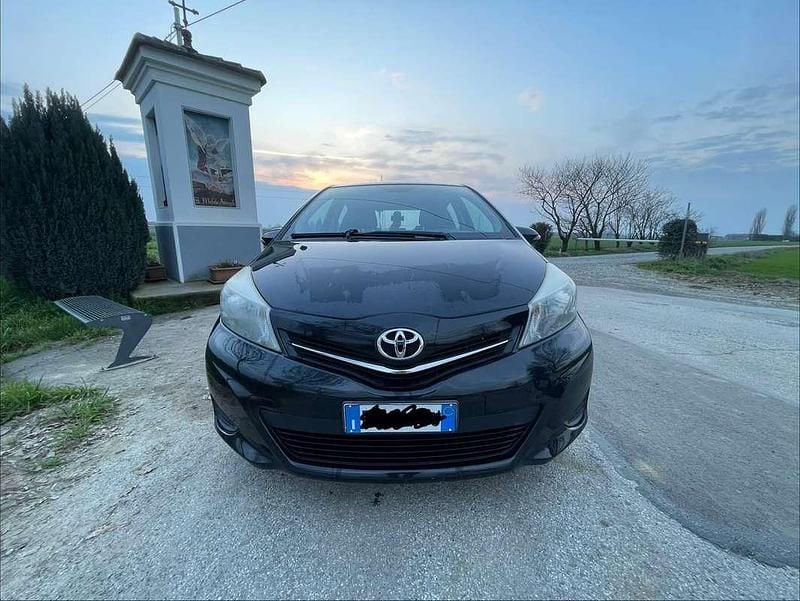 Usata Toyota Yaris Lounge 99 CV (72 kW) 2012 Nero Utilitaria