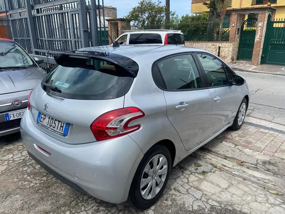 Usata Peugeot 208 Allure 68 CV (50 kW) 2013 Grigio Utilitaria