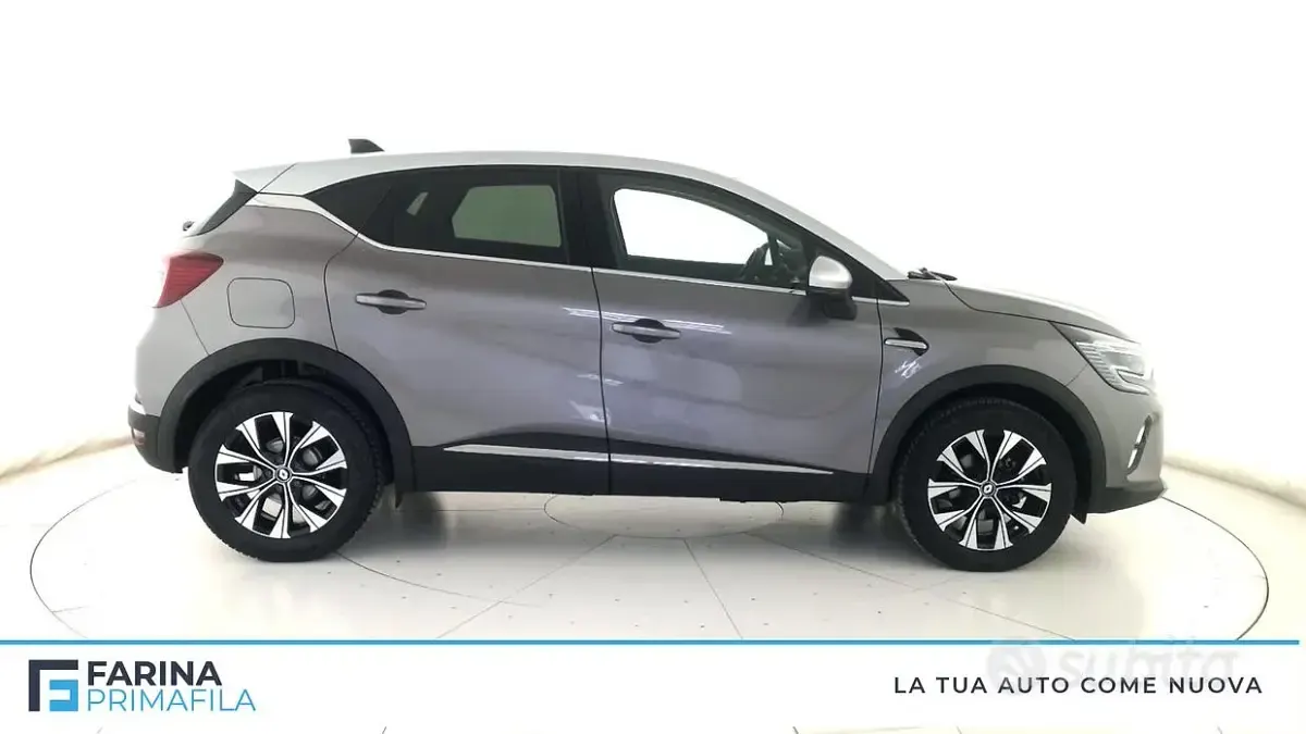Usata Renault Captur Techno 91 CV (66 kW) 2024 Grigio scuro tetto grigio chiaro SUV