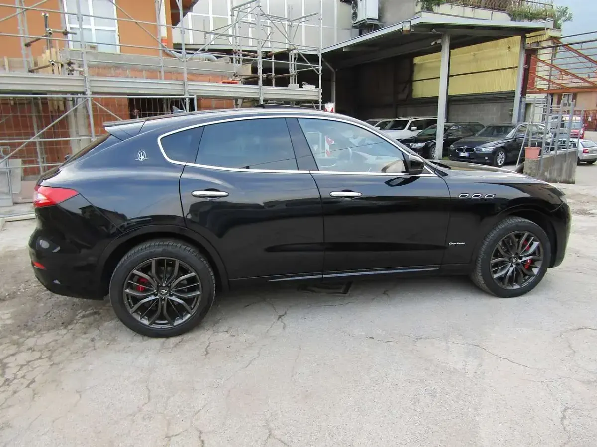 Usata Maserati Levante GranLusso 250 CV (183 kW) 2019 Nero metallizzato SUV