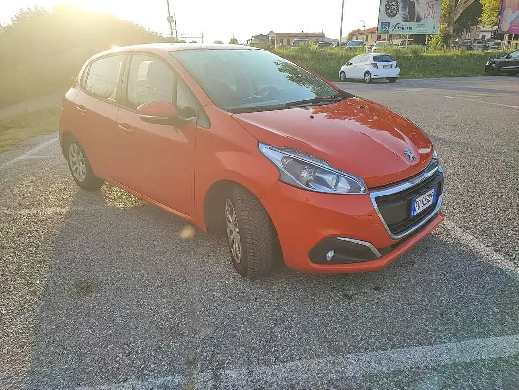 Usata Peugeot 208 Active 75 CV (55 kW) 2016 Rosso Utilitaria