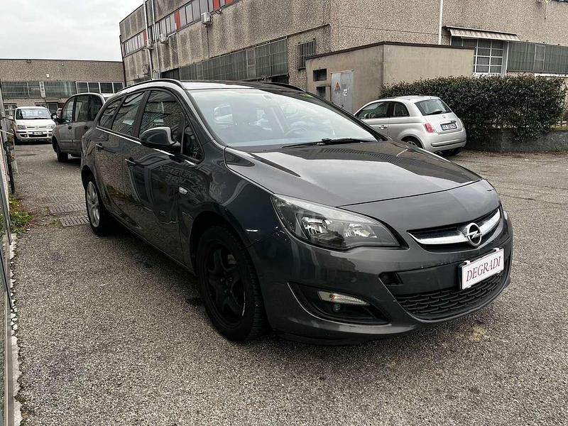 Usata Opel Astra Cosmo 110 CV (80 kW) 2014 Grigio scuro Station wagon