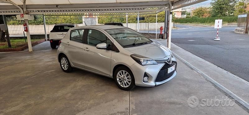 Usata Toyota Yaris Lounge 90 CV (66 kW) 2015 Grigio Utilitaria