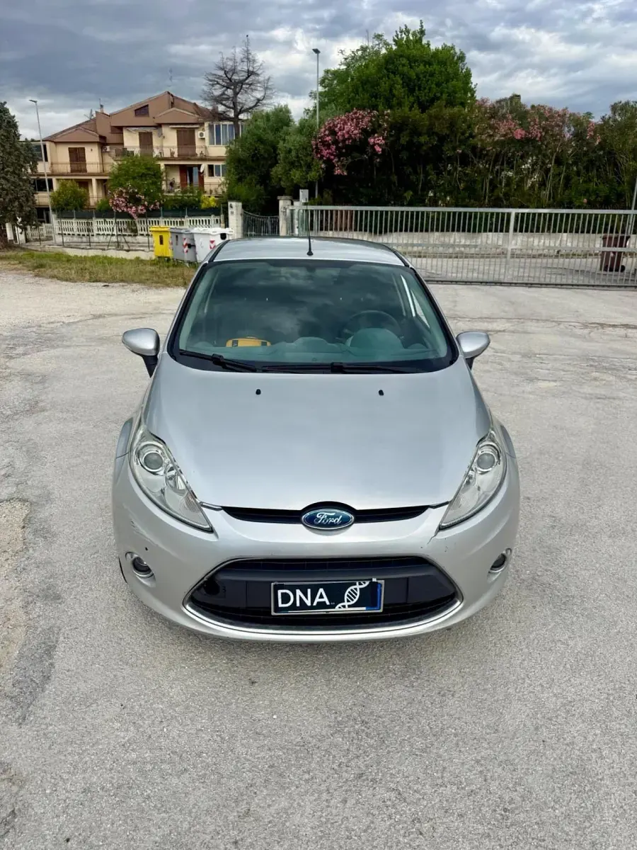 Usata Ford Fiesta Titanium 68 CV (50 kW) 2011 Argento Berlina