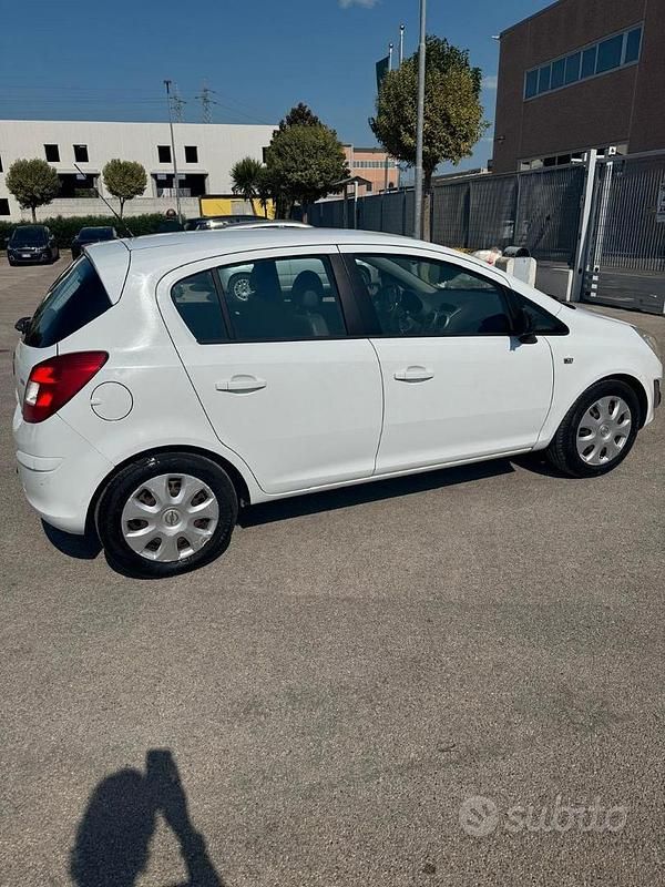 Używany Opel Corsa 86 KM (63 kW) 2013 Biały Sedan/Limuzyna