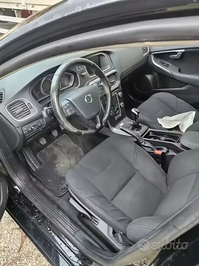 Usado Volvo V40 120 CV (88 kW) 2017 Negro Berlina