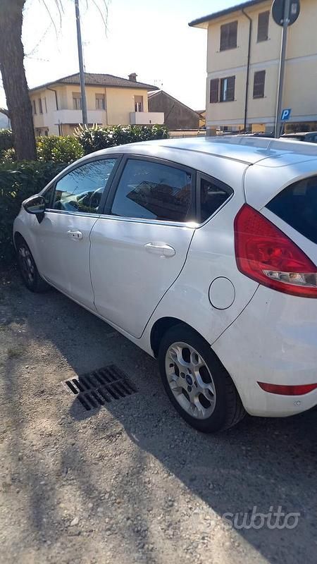 Usata Ford Fiesta 68 CV (50 kW) 2012 Bianco Utilitaria