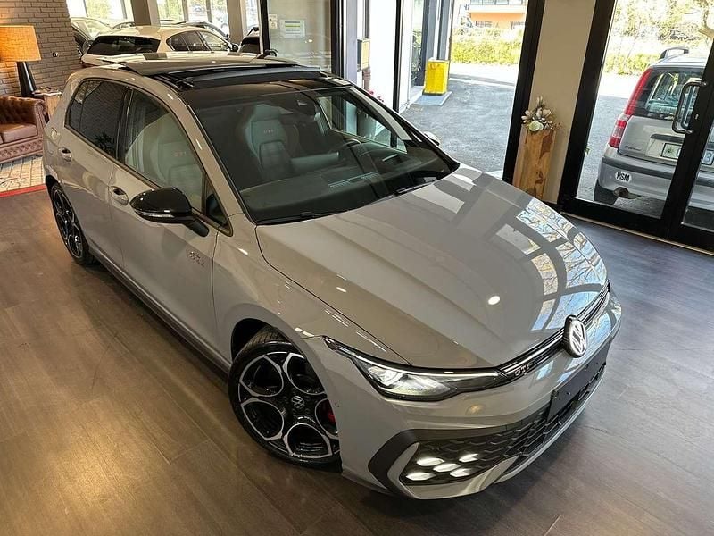 Usata VW Golf VIII GTI 265 CV (194 kW) 2025 Grigio pietra di luna Berlina
