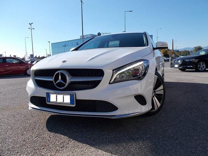 Usado Mercedes CLA200 136 CV (100 kW) 2019 Blanco Familiar